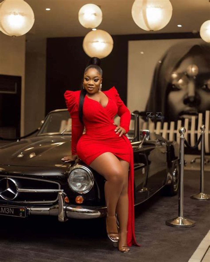 Moesha Buduong Flaunts Her Huge Curves In Her New Beach Photos